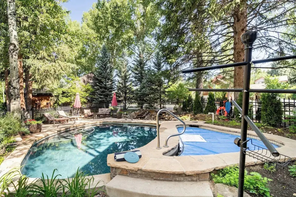 Aspen Hideaway by Avantstay Walk to Aspen, Near Slopes + Pool & Hot Tub Access