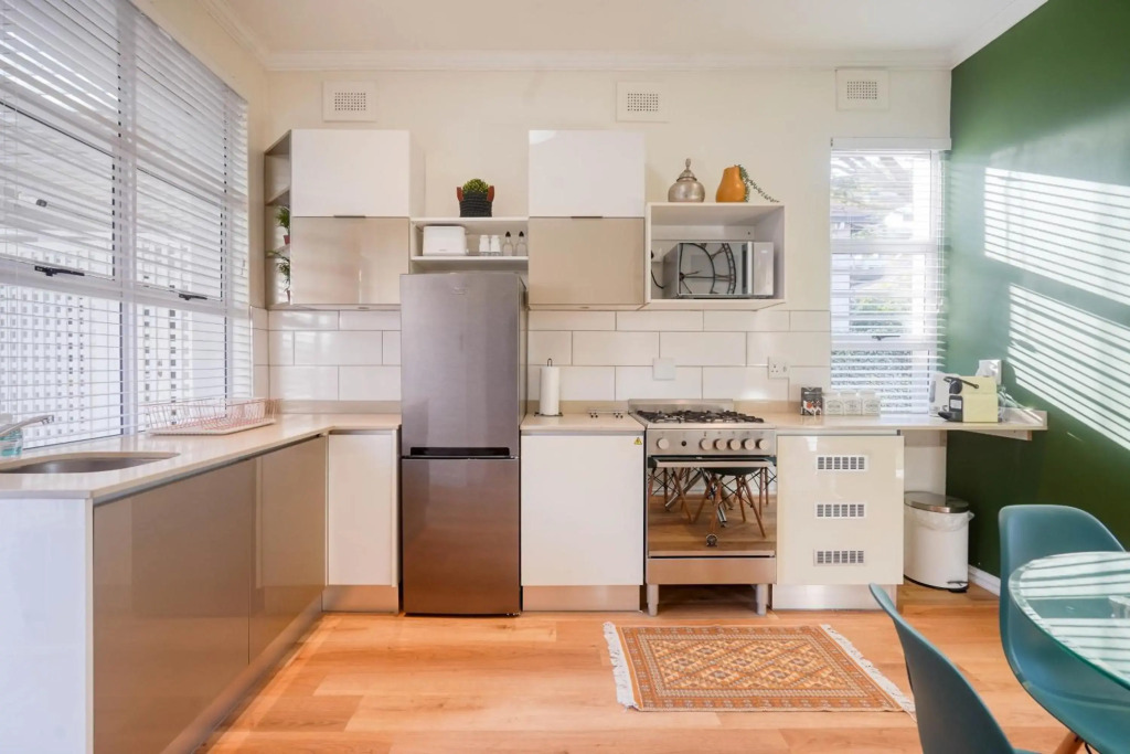Hampton Collection - Stylish 3 Sleeper Apartment with Pool