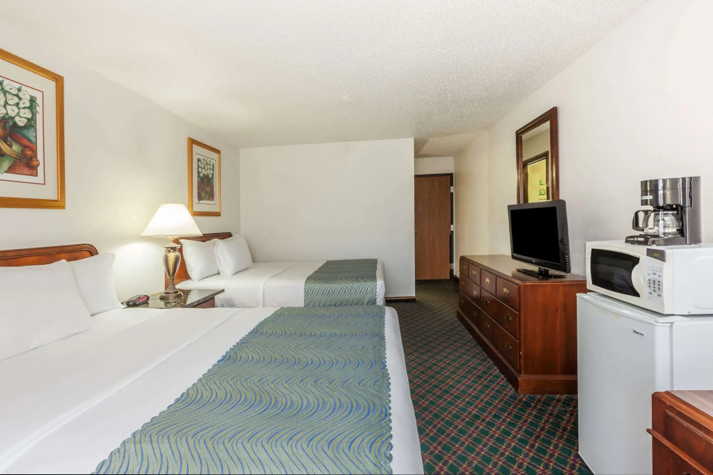 Super 8 by Wyndham Irving DFW Airport/South