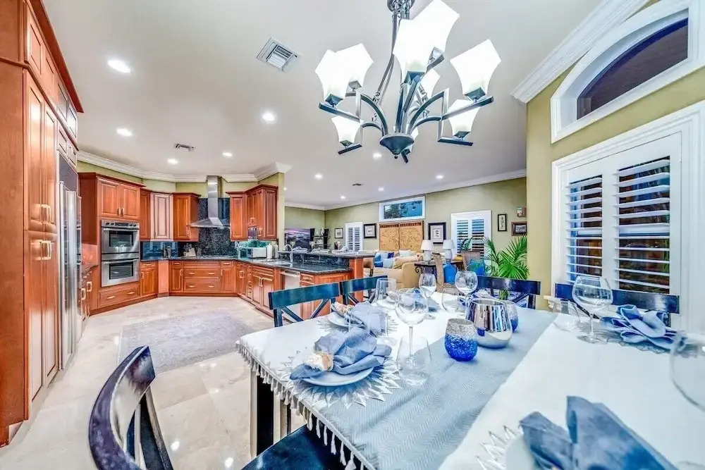 5 Bedroom Luxury Home, Minutes to Las Olas, Shops & Beach