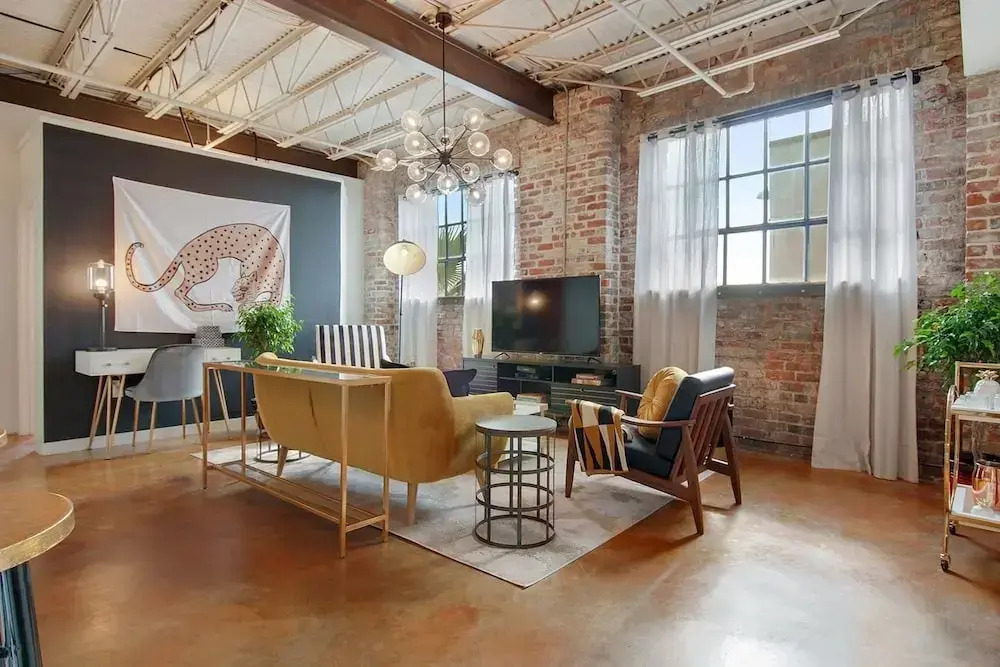 Stylish 2br/2ba Apt in Warehouse District by Domio