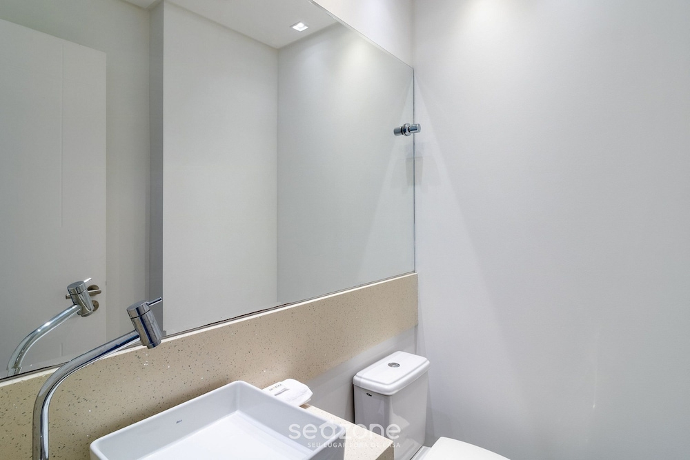 2-suite Apt w/ BBQ 550m From the Beach Ebf0702