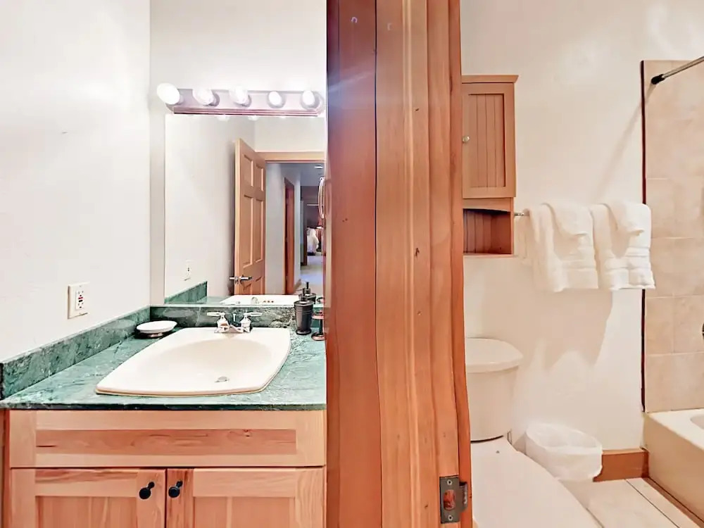 2010 Vermont Duplex #1B West 4 Bedrooms 3 Bathrooms Duplex