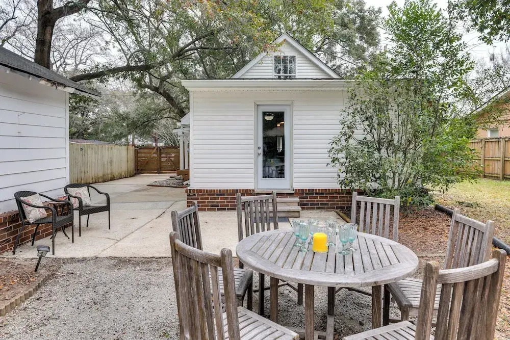 Cozy Home w/ Yard ~ 9 Mi to Dtwn Charleston!