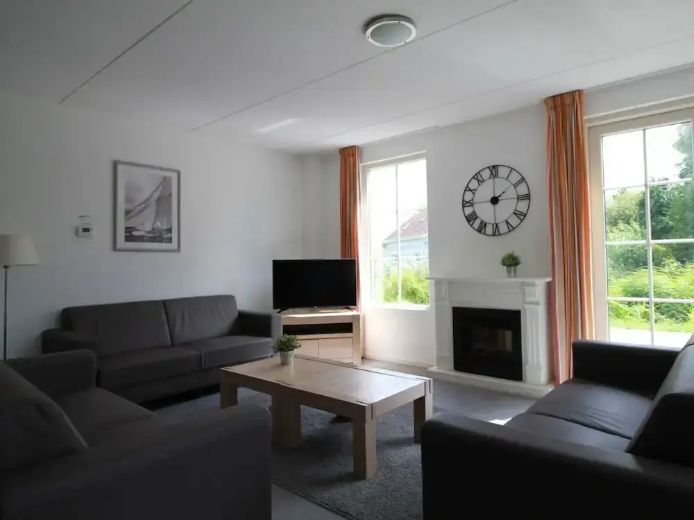 Villa Near the Lake in Makkum