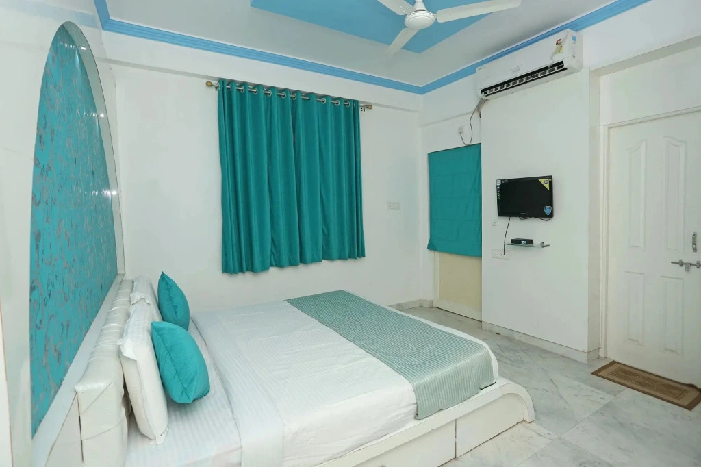 OYO 9775 Home Modern 4BHK Celebration mall