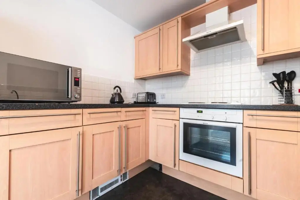 BEST PRICE! LARGE SPACIOUS 2 BED APARTMENT - King Size or Single Beds, Sofabeds, Smart TVs, FREE PARKING
