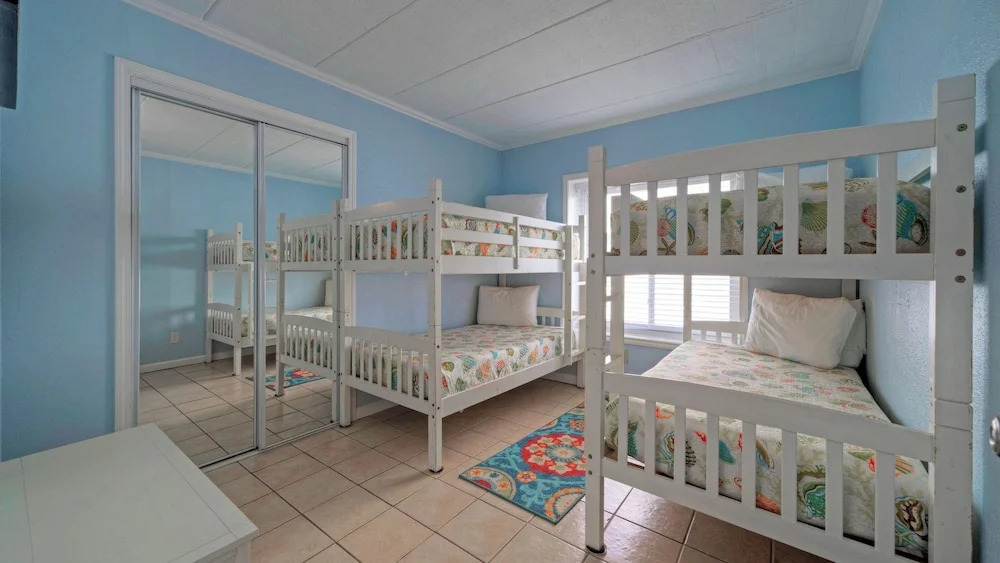 Sleeps 18 2 Beachfront Condos, Pool, Pickleball Courts Island Retreat