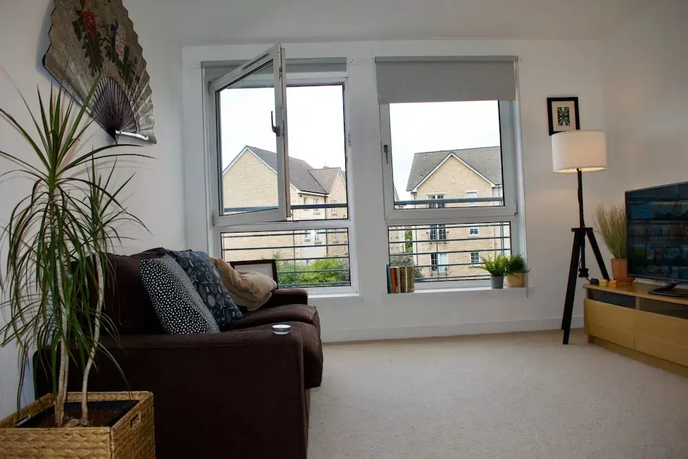 Bright and Welcoming 2 Bedroom Leith Flat