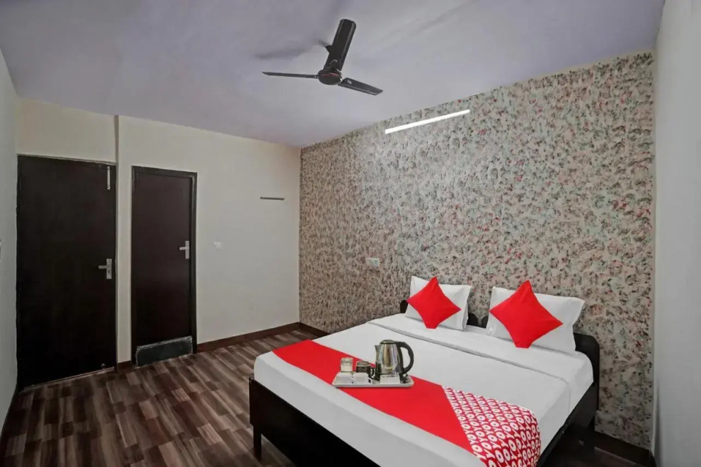 OYO Flagship 70188 S R Hotel