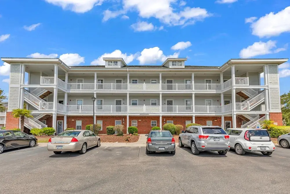 Sunny 2BR Condo with Community Pool and Close to Attractions