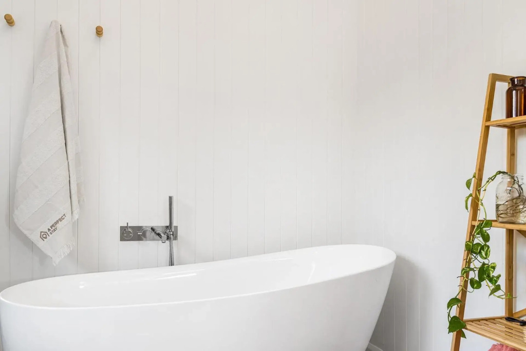 Mullum River House - waterfront heritage home