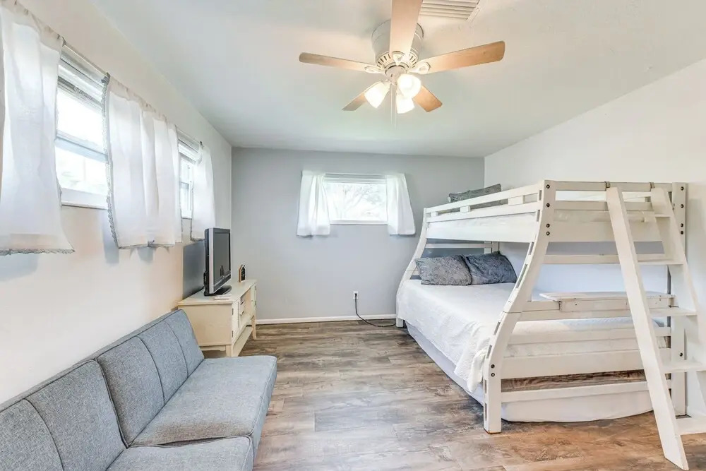 Backyard Hangouts: Bradenton Home Near Dining!