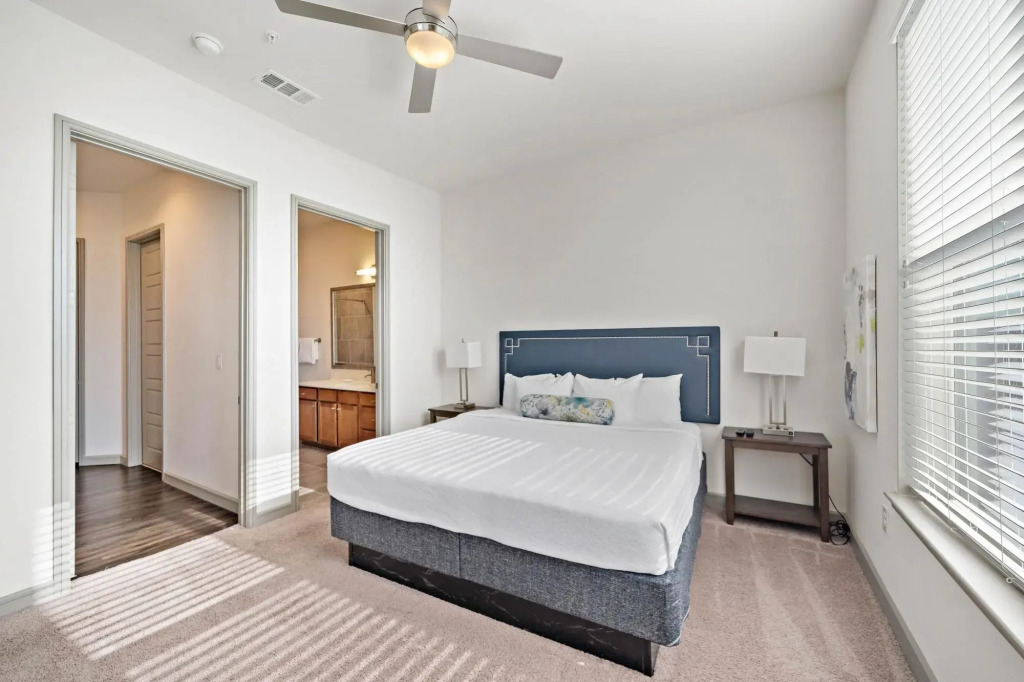 Deep Cleaned Modern 2BR Apt Downtown Location