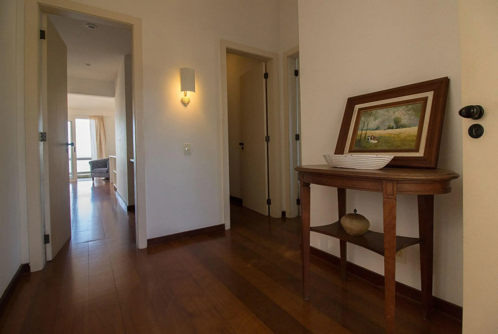Casa Maravilhosa com Cinco Suítes, Pé na Areia da Praia de Manguinhos Por Luxury Rentals