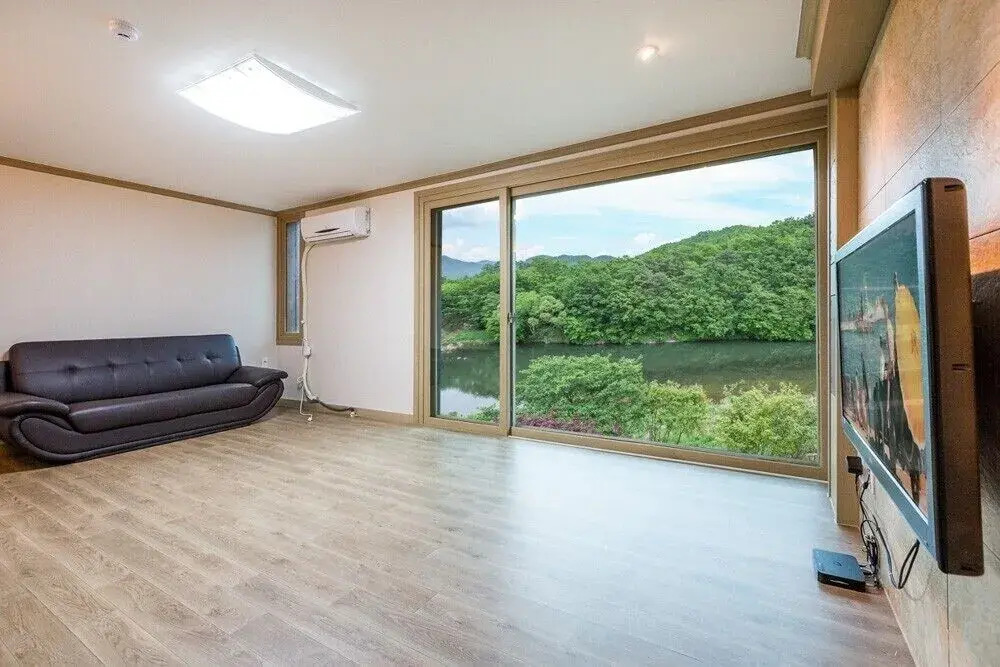 Gumgwan forrest Riverside house