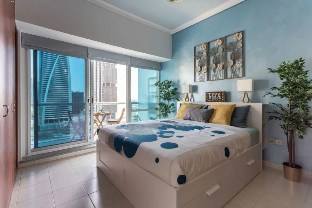 Family Studio Steps Away From the Metro