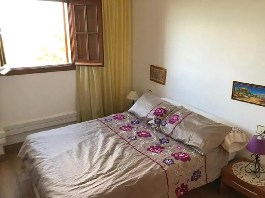 Valencia, Ideally Located 3Bed-2Bath Apart.Few Mints Walk From Beach,Pool,Shop.