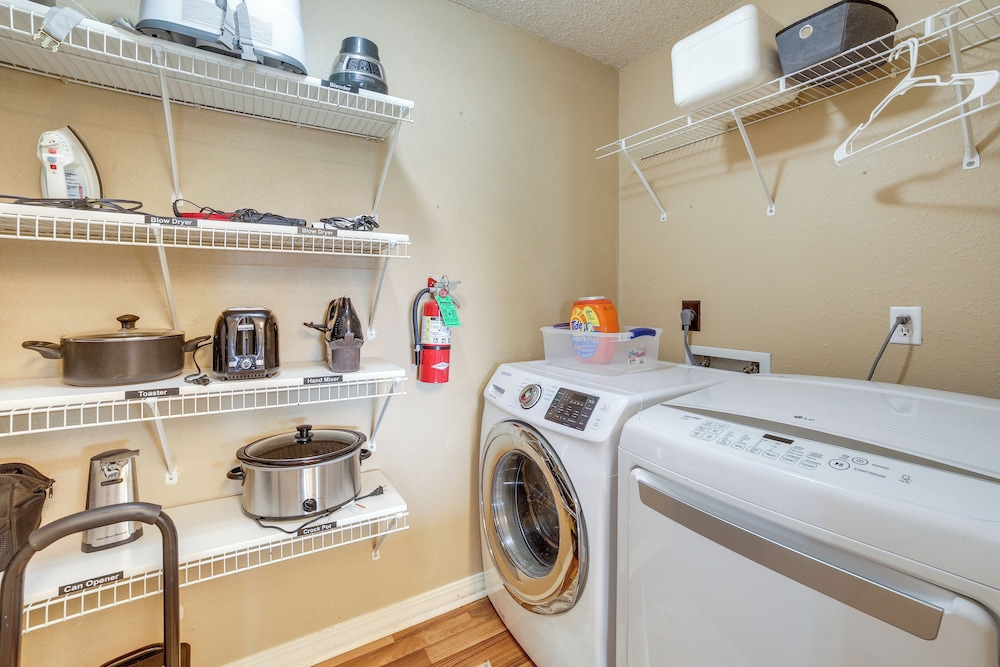 Golfers Oasis w/ Pool! 3 Mi to Table Rock Lake