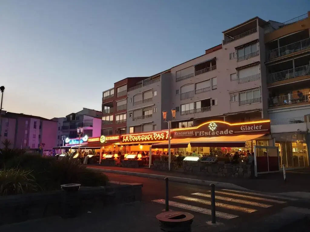 Résidence de standing la Pêcherie Spacieux T3 comme un cocon familial vue mer et sur l'avant port Sur le bout du bout de Cap d'Agde seule cap en Occitanie