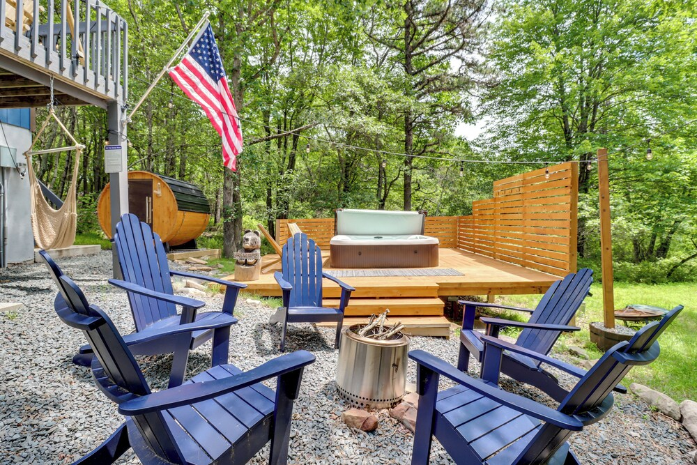 Hot Tub, Fire Pit & Barrel Sauna: Poconos Abode