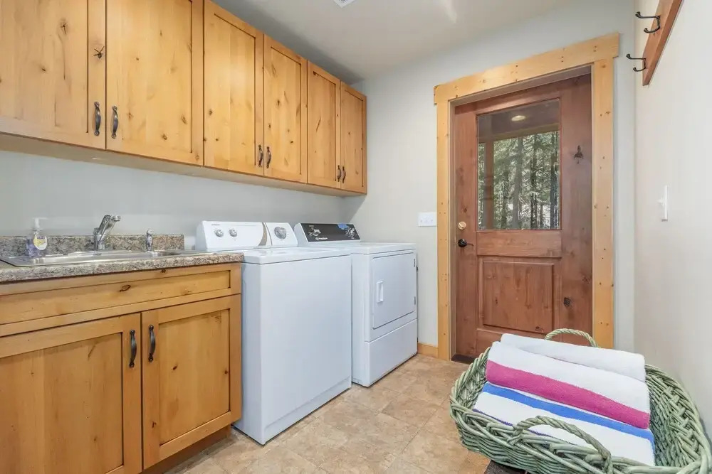 Getaway Moose 3 Bedroom Home by NW Comfy Cabins by RedAwning