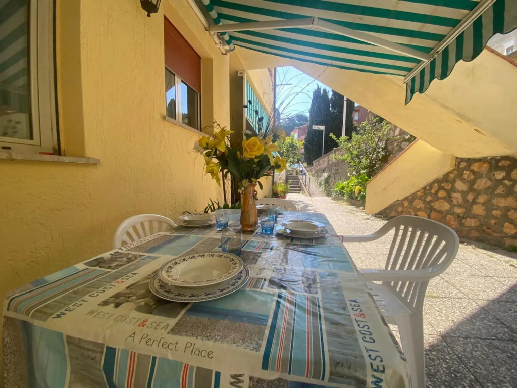 Apartment above the panoramic road of the village.-Casa Stella