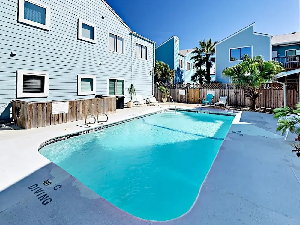 New Listing! Updated : Pool, 1 Block To Beach 2 Bedroom Condo