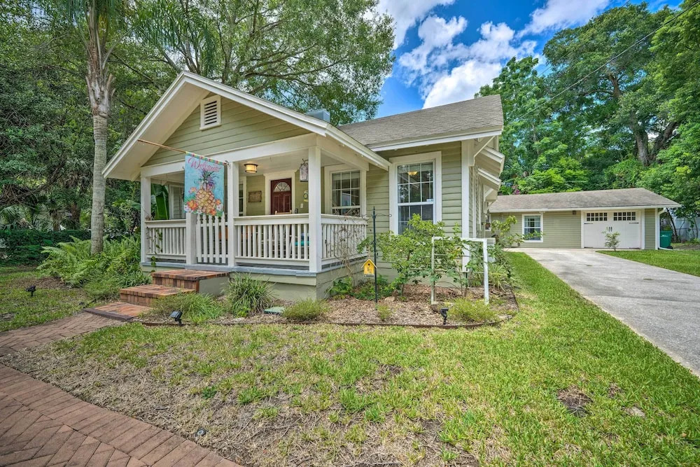 1 Mi to Lake Dora: Cottage w/ Shared Yard & Patio!