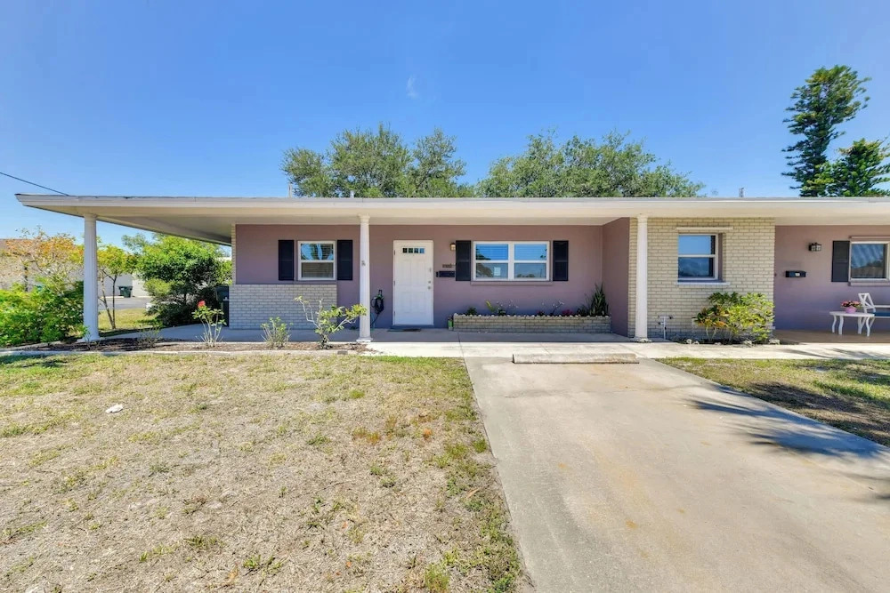 5 Mi to Venice Beach! Remote-work-ready Retreat