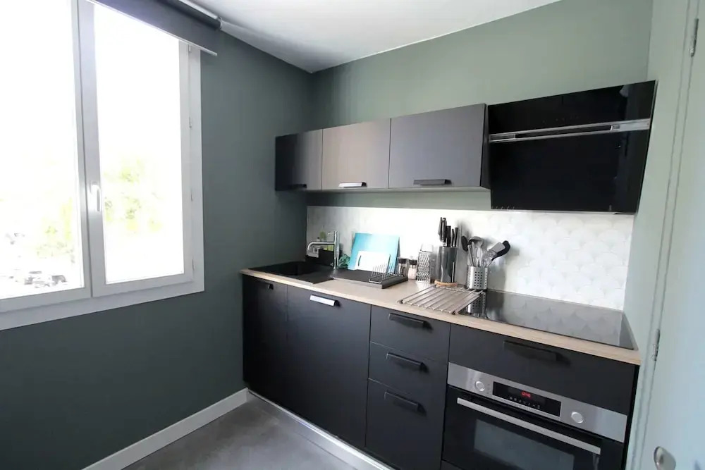 Quiet apt downtown with airco and a balcony
