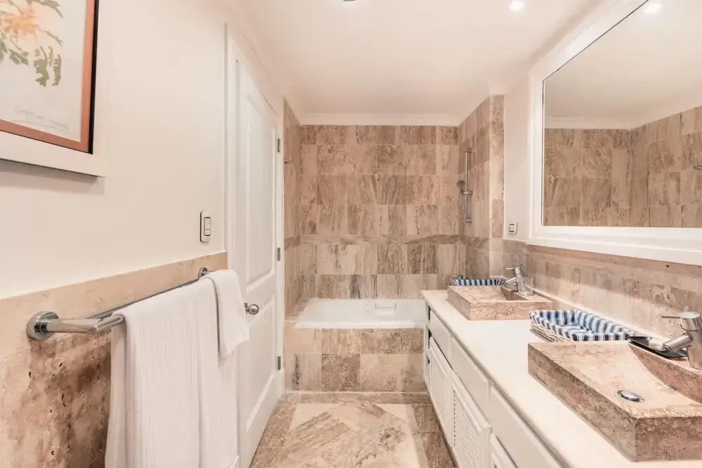 Open and Bright Beachfront Apt at Aquamarina F34