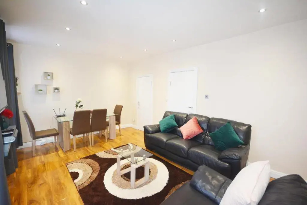 London Modern 4 Bedroom Apartment