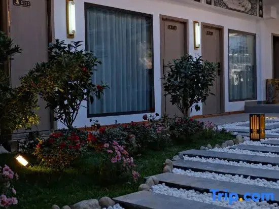 Shuishang Naxi Courtyard Traditional Designer Artistic Villa (The Old Town of Lijiang)