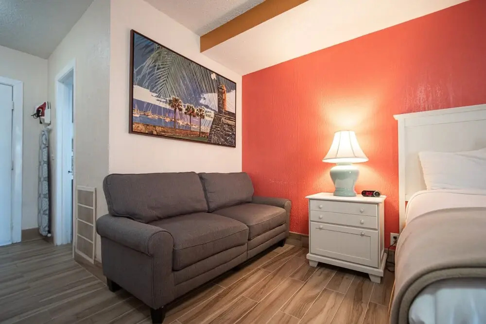 Island Sun Inn & Suites - Historic Venice & Beach Getaway