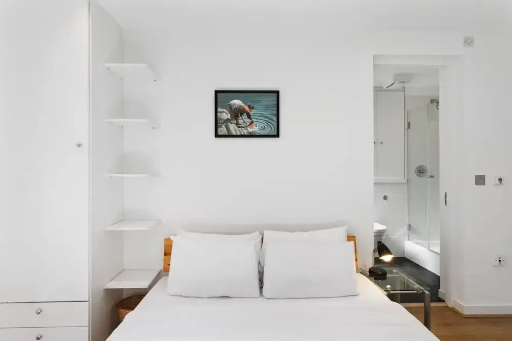 2 Bed W/private Balcony 10 min to Canary Wharf Stn