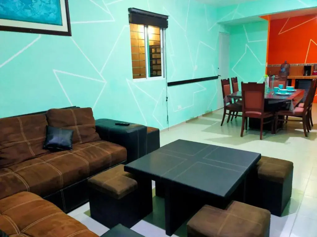 Casa Mexicana Amplia con Seguridad, Alberca y Parking