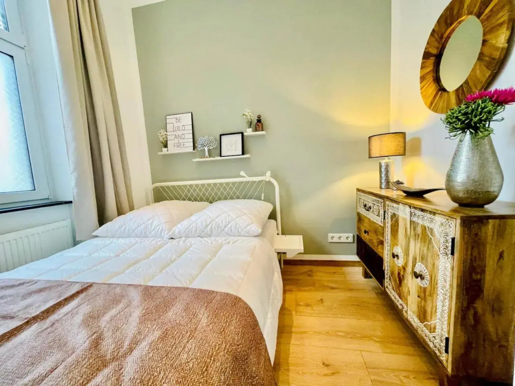 Colorful & Quiet Apartment in Beautiful Viennese Building