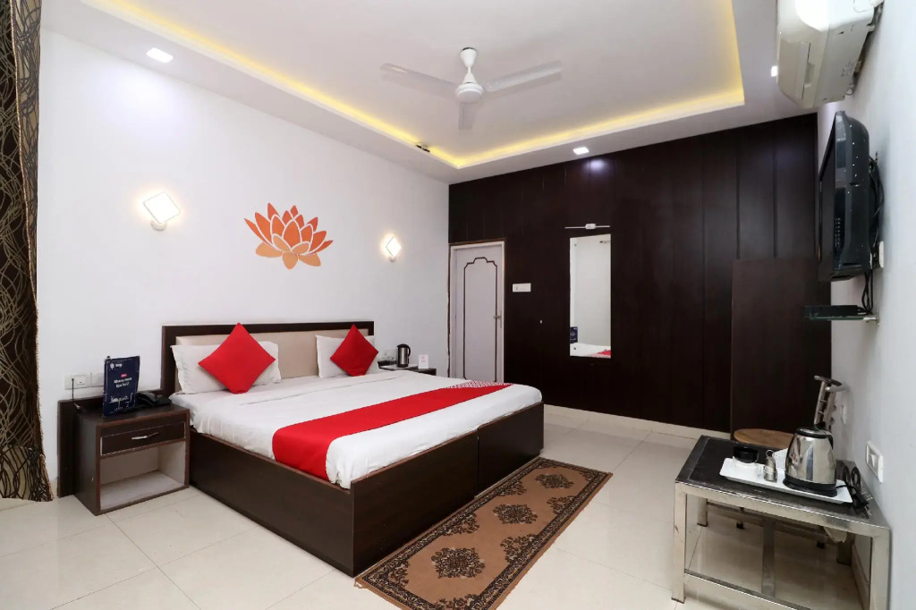 OYO 36085 Hotel Apollo Agra