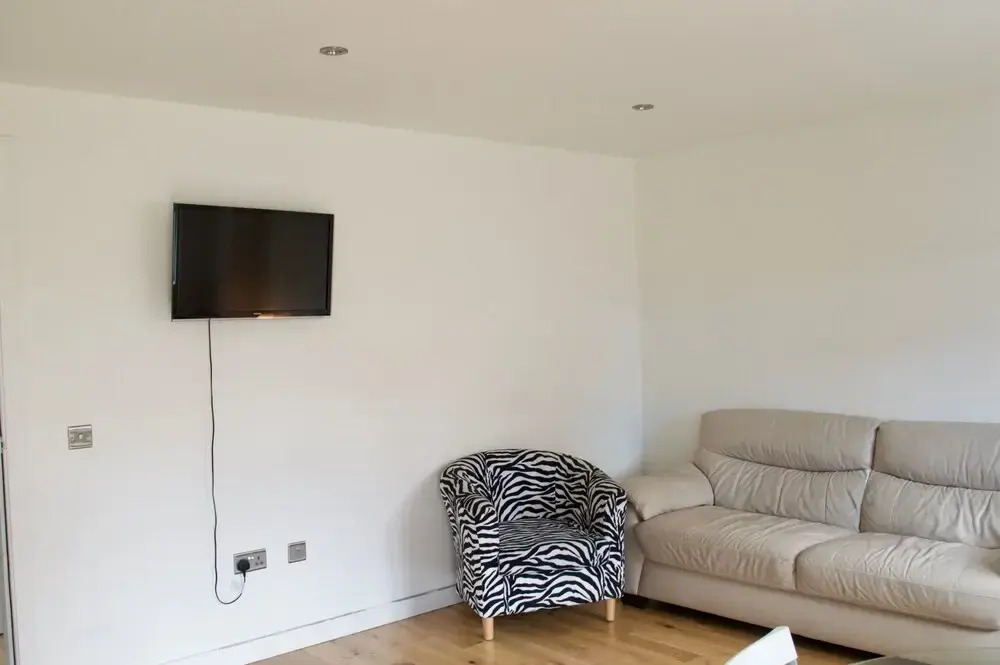 Modern 2 Bedroom Apartment With Parking