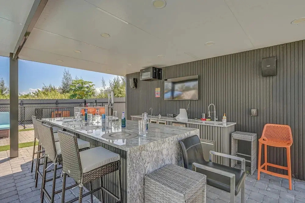 Poolside Lounge w/ Bar & Kitchen: Cape Coral Home