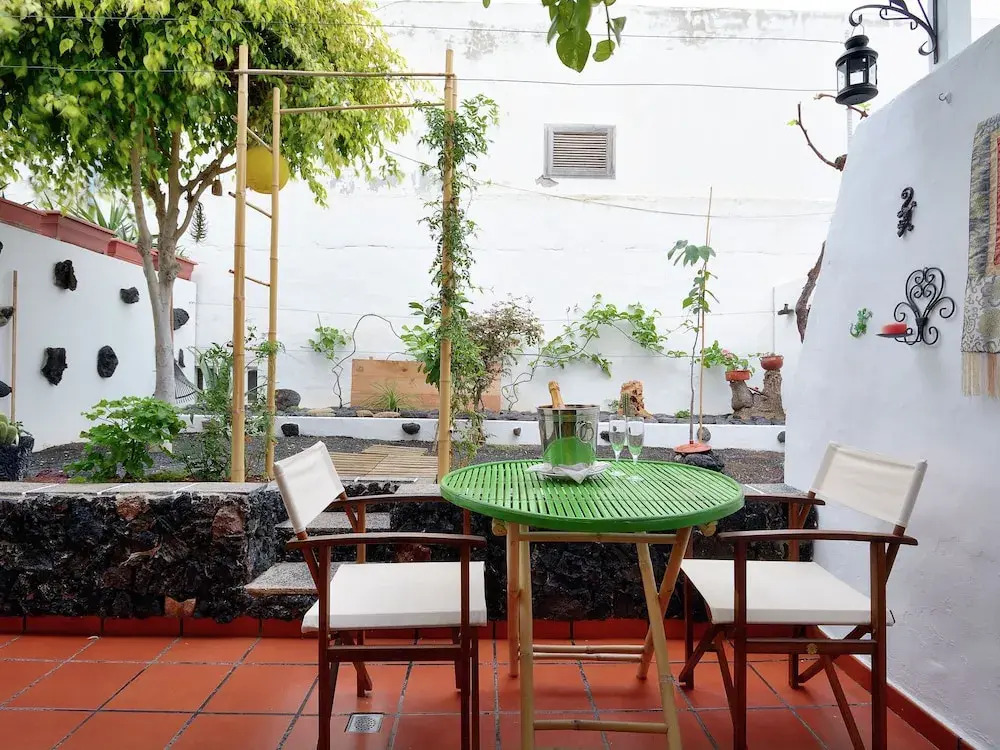 Spacious & Attractive Studio with Communal Pool near Beach