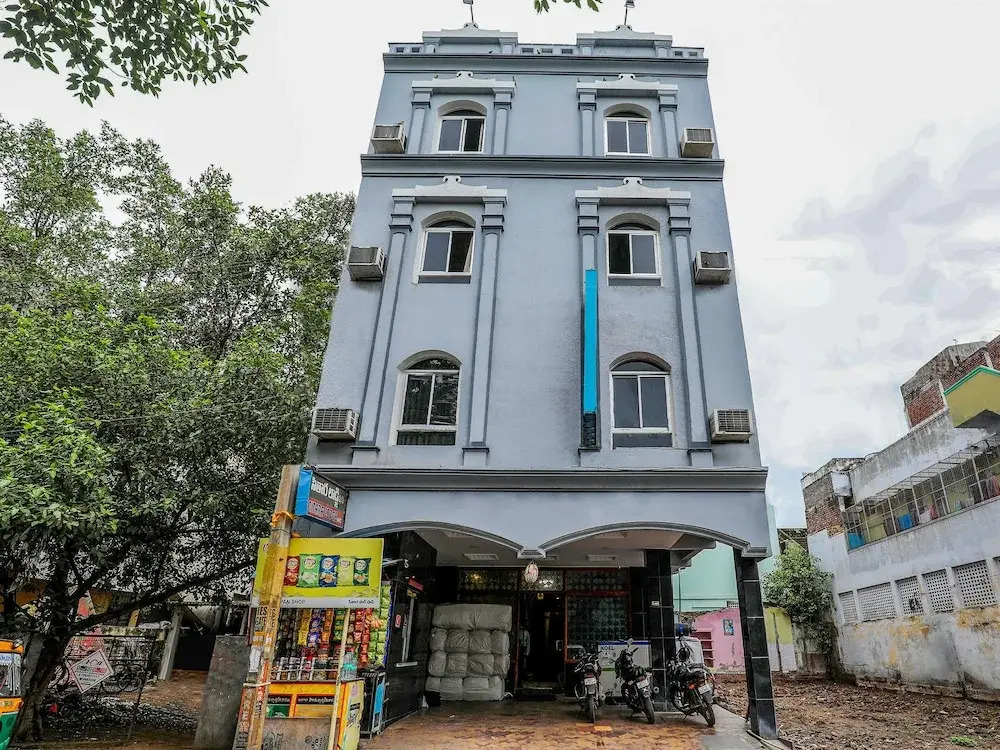 Hotel O Hanuman Pet Near Railway Station