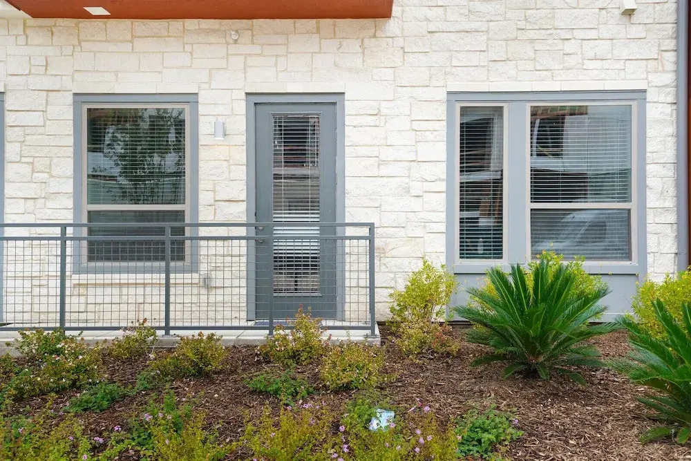 1 BR and 2 BR near Downtown by Frontdesk