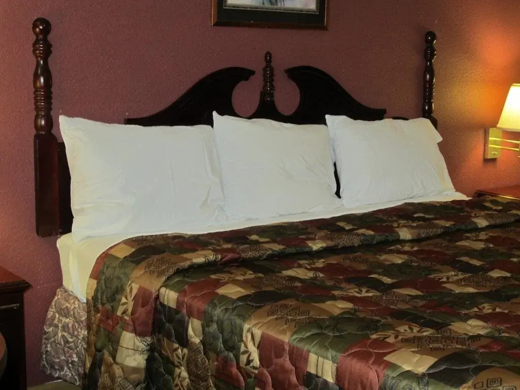 First Western Inn - Fairmont City