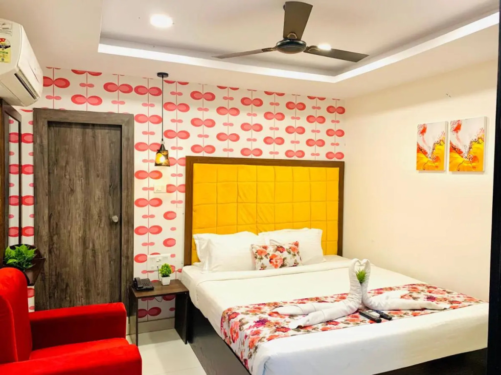 Hotel oak by Mega Groups