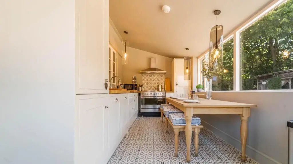 Cosey 2 Bed Cottage With Pool 35 Mins From London