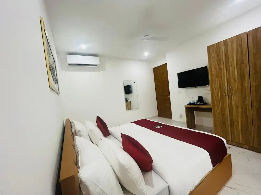 The Lodgers Luxury 1 BHK Serviced Apartment in Gurugram Near Millennium City Centre Metro