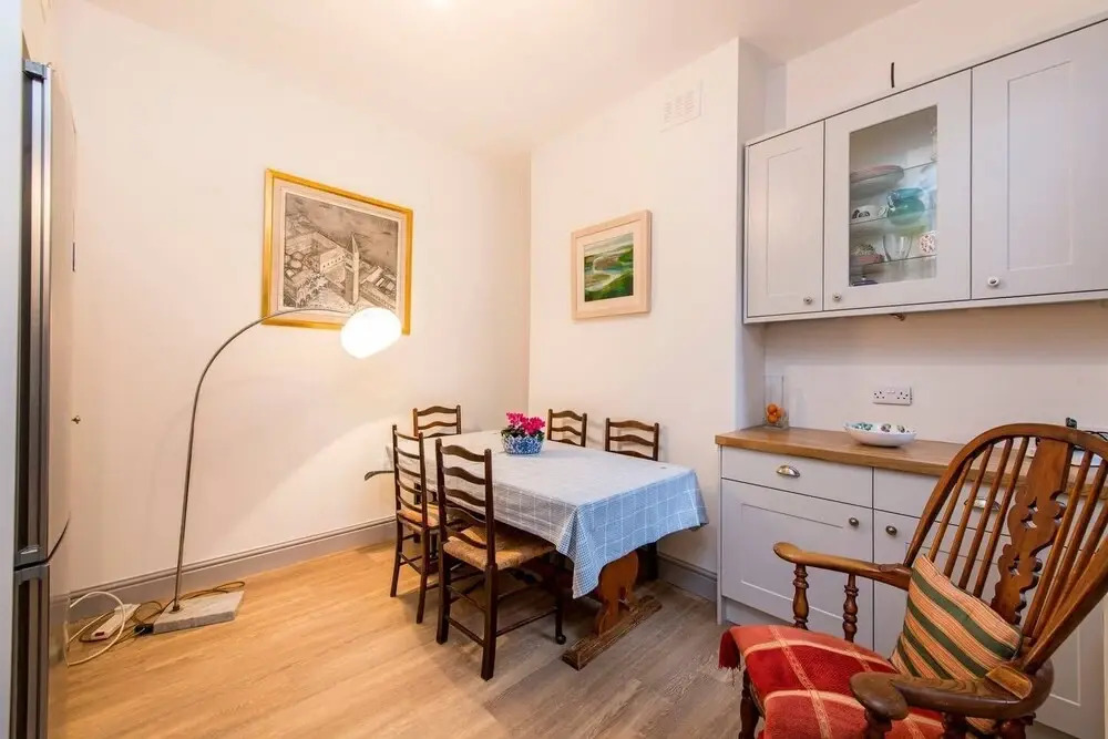 Traditional British 1 Bed Beside Battersea Park