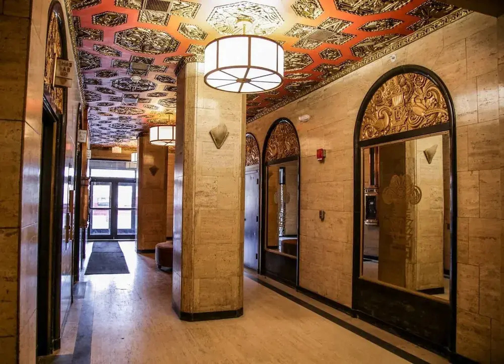 Bold Downtown 1BR Near Memorial Park